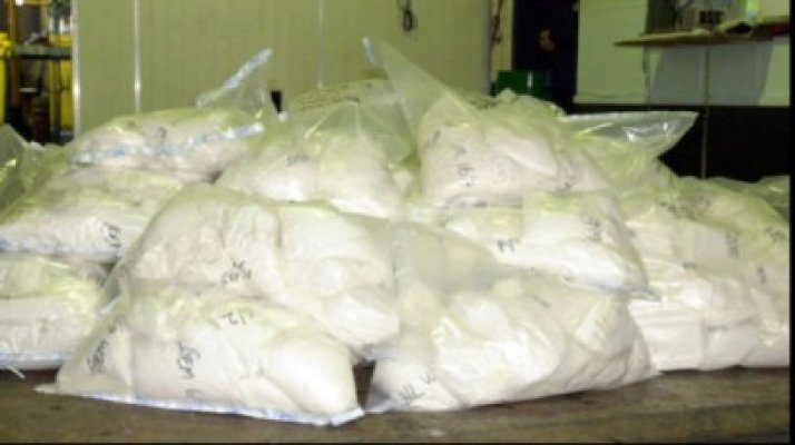 Cocaină de milioane, confiscată. Şapte traficanţi de droguri au fost reţinuţi de poliţişti